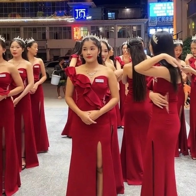 开业庆典礼仪现场 红色礼服礼仪小姐在晚宴现场候场