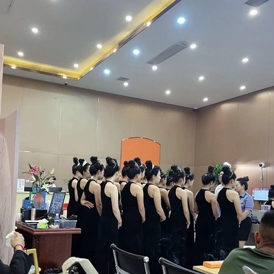 礼仪培训现场 礼仪小姐在室内进行岗前培训列队